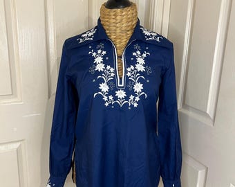 Vintage 70s blue embroidered blouse with white embroidered flowers