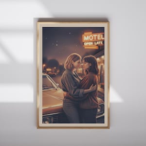 Op de afbeelding: Een ingelijste kunstdruk toont twee mensen die elkaar omhelzen voor een vintage auto 's nachts. Een neonbord leest "MOTEL OPEN LATE". Het kunstwerk heeft een warm kleurenpalet met een vintage esthetiek.