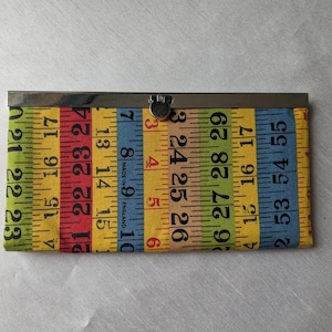 Portefeuille/pochette coloré. Thème de mesure de la règle.