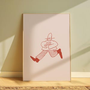 Op de afbeelding: Een rode lijntekening van een persoon met een hoed die een stapel brood draagt. De persoon loopt met een been omhoog en het andere been op de grond. De tekening is op een lichtroze achtergrond.