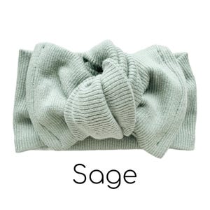 Pode incluir: Um conjunto de tr&ecirc;s canecas de cer&acirc;mica com acabamento fosco e salpicado. As canecas s&atilde;o em tons de creme, cinza claro e cinza escuro. Cada caneca tem um design minimalista e uma al&ccedil;a arredondada.