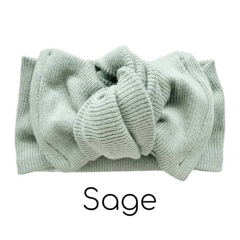 Pode incluir: Um conjunto de tr&ecirc;s canecas de cer&acirc;mica com acabamento fosco e salpicado. As canecas s&atilde;o em tons de creme, cinza claro e cinza escuro. Cada caneca tem um design minimalista e uma al&ccedil;a arredondada.