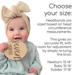 Pode incluir: Um beb&eacute; a usar uma faixa de cabelo com la&ccedil;o canelado bege e um top azul claro, segurando um disco de madeira que diz "Seven Months". O texto &agrave; direita diz "Escolha o seu tamanho: As faixas de cabelo s&atilde;o dimensionadas com base nas medidas da circunfer&ecirc;ncia da cabe&ccedil;a."