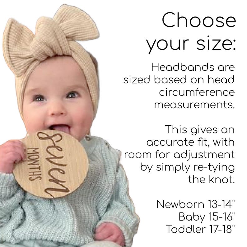 Pode incluir: Um beb&eacute; a usar uma faixa de cabelo com la&ccedil;o canelado bege e um top azul claro, segurando um disco de madeira que diz "Seven Months". O texto &agrave; direita diz "Escolha o seu tamanho: As faixas de cabelo s&atilde;o dimensionadas com base nas medidas da circunfer&ecirc;ncia da cabe&ccedil;a."