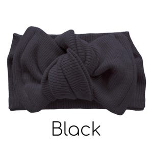 Pode incluir: Uma faixa de cabe&ccedil;a preta, canelada, com um detalhe de la&ccedil;o atado. A palavra "Black" est&aacute; impressa em uma fonte simples abaixo da faixa de cabe&ccedil;a. Este acess&oacute;rio foi projetado para ser usado ao redor da cabe&ccedil;a.