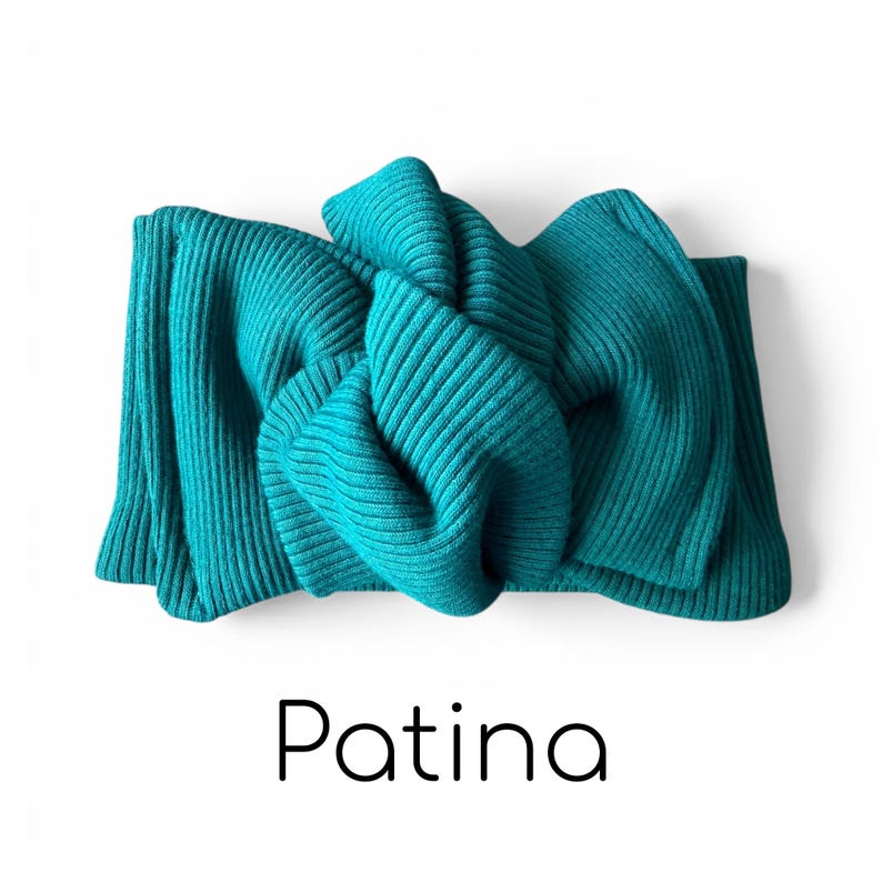 Pode incluir: Um conjunto de tr&ecirc;s canecas de cer&acirc;mica com acabamento fosco e salpicado. As canecas s&atilde;o em tons de creme, castanho claro e castanho escuro. Cada caneca tem um design simples e minimalista e uma al&ccedil;a arredondada.