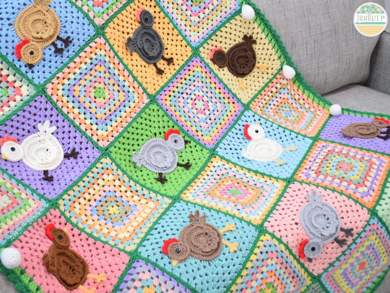 Pode incluir: Um cobertor de beb&eacute; de crochet colorido com um design de patchwork que apresenta v&aacute;rios quadrados coloridos com galinhas de crochet em diferentes cores.