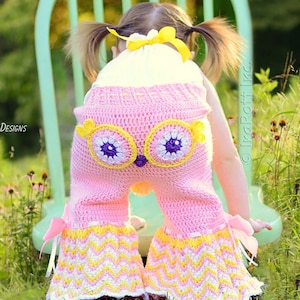 Puede incluir: Pantalones de bebé de crochet rosa con un diseño de búho en la parte posterior. El búho tiene detalles amarillos, blancos y morados. Los pantalones tienen un patrón de chevron amarillo y blanco en la parte inferior.