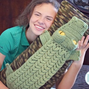 CROCHET PATTERN Snappy Simon The Crocodile Pillow image 3