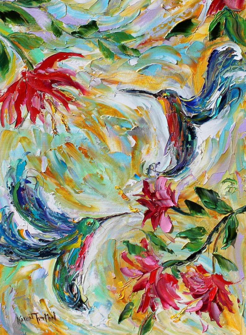 Puede incluir: Una pintura de dos colibr&iacute;es en vuelo, con colores vibrantes azul, verde y rojo. Las aves est&aacute;n rodeadas de flores rosas y rojas, con un fondo amarillo y verde.
