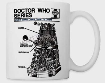 Taza de Dr. Who y los Darleks “Darlek” Estilo manual de usuario de Haynes para automóviles impresa en ambos lados 9,6 cm de alto x 8,3 cm 333 ml 11 oz