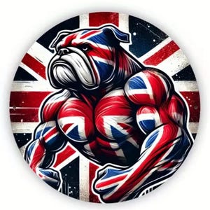 以下が含まれることがあります： 筋肉質なブルドッグの円形イラスト。その体と背景はユニオンジャックの旗で飾られています。ブルドッグは決意した表情をしており、赤、白、青の色がデザインに取り入れられています。