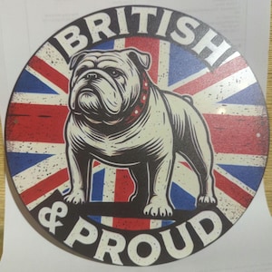 以下が含まれることがあります： イギリス国旗を背景にブルドッグのイラストが描かれた丸い金属製のサイン。 白い文字で「BRITISH & PROUD」と書かれています。 ブルドッグは赤い首輪をしており、サインはヴィンテージ仕上げです。
