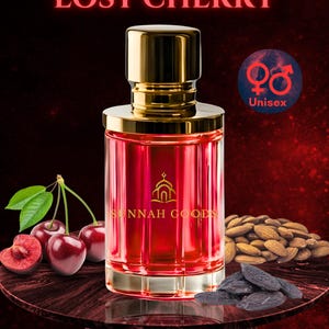 Op de afbeelding: Een rode parfumfles met een gouden dop en de tekst "LOST CHERRY" en "SUNNAH GOODS". De afbeelding bevat kersen, amandelen en tonkabonen. Het label geeft aan dat de geur unisex is.