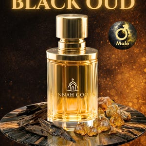 Puede incluir: Botella de perfume dorada con el texto "BLACK OUD" y un símbolo "Male". La botella se encuentra sobre una superficie decorativa con virutas de madera y resina ámbar. La marca "NNNAH GOODS" es visible en la botella.