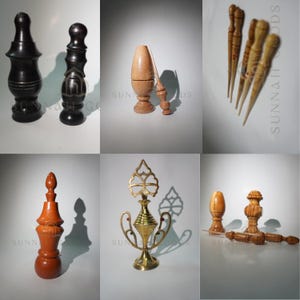 Könnte beinhalten: Sortiment an dekorativen Gegenständen aus Holz und Messing, darunter Flaschenverschlüsse, ein dekorativer Ständer und ein Satz Holzstäbchen. Die Artikel sind alle handgefertigt und weisen komplizierte Designs auf.