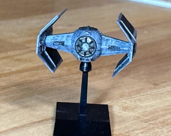 Star Wars Tie Advanced X-1 Fighter. Bandai-kit op schaal 1/144. Gedetailleerd en verweerd.