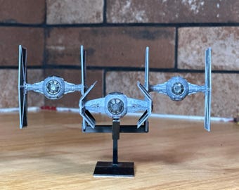 Gebouwd Weathered Tie Advanced X-1 en Tie Fighters-model op schaal 1/144.  Bandai-set.