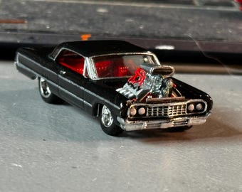 Een op maat gemaakte Hot Wheels-auto op schaal 1/64 van een Chevrolet Impala uit 1964.
