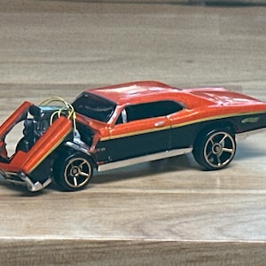 Custom Hot Wheels 1967 Pontiac GTO: Tilting Hood, Modified Engine
