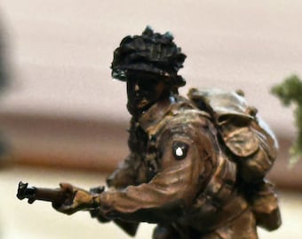Battle Patrol - Tweede Wereldoorlog. Lone Paratrooper vindt troost, al is het maar voor even.