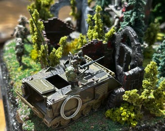 Alien Invasion Diorama schaal 1/72: scène met gevechtspatrouilles, soldaten, voertuigen, rollator en buitenaardse wezens.