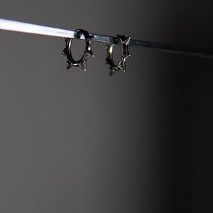 Pendientes de aro con pinchos, joyería para hombre