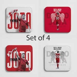 Puede incluir: Juego de cuatro posavasos cuadrados. Dos son rojos y dos blancos. Cada posavasos presenta un jugador de fútbol con el texto "YNWA 1996-2025" y "YOU'LL NEVER WALK ALONE!" Un artículo para fans.