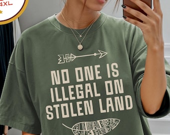 盗まれた土地に誰も不法ではないTシャツ、ICE反対・移民支持Tシャツ、先住民連帯グッズ
