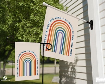Jeder ist willkommen hier Garten Flagge: Retro Regenbogen Inklusive Dekor