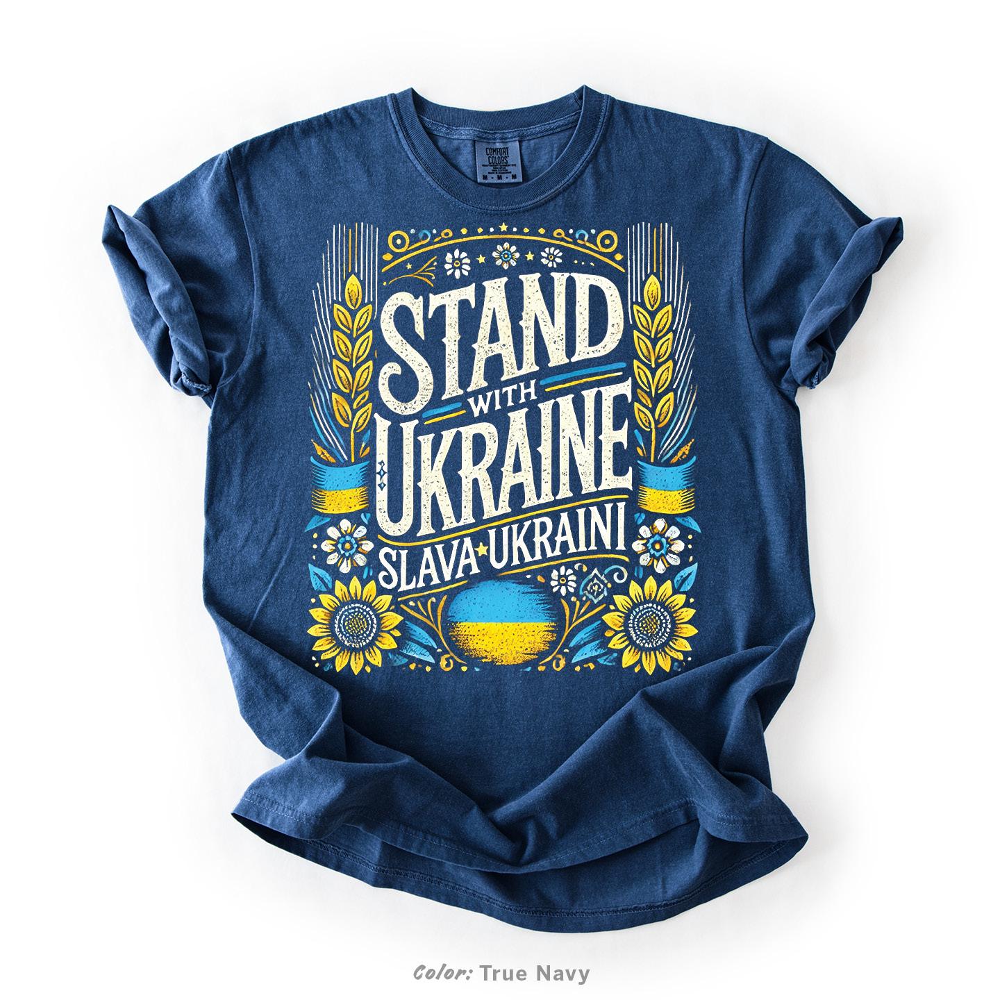 Kleines ukrainisches Mädchen mit der Nationalflagge in den Händen