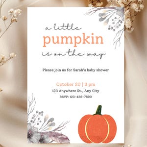 Könnte beinhalten: Babyparty-Einladung mit dem Text "a little pumpkin is on the way". Die Einladung enthält Datum, Uhrzeit und Ort. Unten befindet sich eine Aquarell-Illustration eines Kürbisses. Der Hintergrund ist eine weiche, neutrale Farbe.