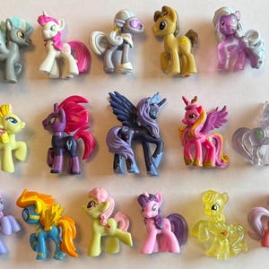 Figuras de My Little Pony. Juguetes raros. ¡Muchos ponis! Bolsa sorpresa de minifiguras y adornos para tartas de MLP - 9
