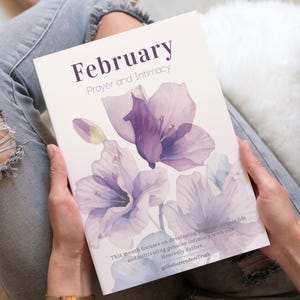 Könnte beinhalten: Ein Buchcover mit dem Titel "February" und dem Untertitel "Prayer and Intimacy". Das Cover zeigt lila Blumen im Aquarellstil. Der Text unten lautet: "Dieser Monat konzentriert sich auf die Entwicklung eines tieferen Gebetslebens..."