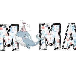 Op de afbeelding: Een speels ontwerp spelt "MAMA" in vetgedrukte, omlijnde letters. De letters zijn gevuld met een bloemen- en koraalpatroon. Een cartoonwalvis met een feesthoed is tussen de letters genesteld en voegt een speels tintje toe.
