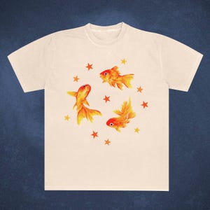 金魚Tシャツ、星柄Tシャツ、キュートTシャツ、ビーチシャツ、グランジY2KTシャツ、クールなヴィンテージレトロTシャツギフト、コンフォートカラーのユニセックスTシャツ