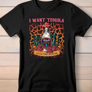 Puede incluir: Camiseta negra con un gráfico de una botella de tequila, un sombrero de vaquero, cactus y rosas. El texto "I want tequila little time with you" está impreso en la camiseta.