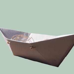 Barco de origami para esparcir cenizas sobre el agua - 100% biodegradable