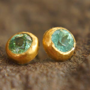 solid 22k gold//green emerald Studs// emerald Earrings//gold stud earrings//22k gold earrings//green emerald gold studs//hand made studs