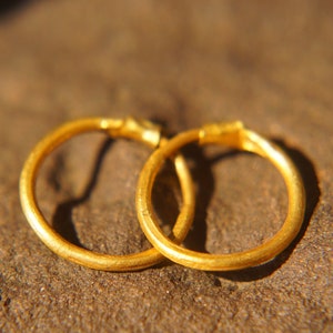 24k gold hoop earring//tiny hoop earring//24k gold jewelry//handmade tiny hoop earrings//artisan fine gold unisex hoops//unique small hoop