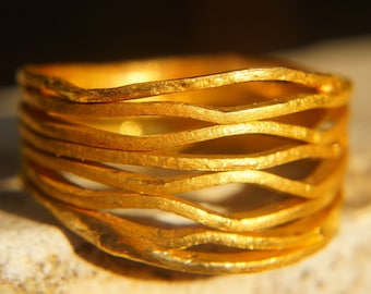 UN anillo de oro apilado //22k oro amarillo //martillado anillo hecho a mano / / uno de un tipo / / anillo de oro de apilamiento delgado / / 22k anillo de boda de oro sólido / 22k
