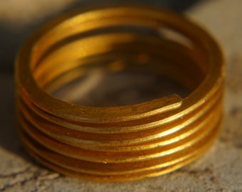 UN anillo de oro apilado //22k oro amarillo //martillado anillo hecho a mano / / uno de un tipo / / anillo de oro de apilamiento delgado / / 22k anillo de boda de oro sólido / 22k