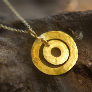 round circle hammered pendant basic hammered gold necklace,24k gold circle pendant,everyday hammered disc pendant, solid gold circle pendant