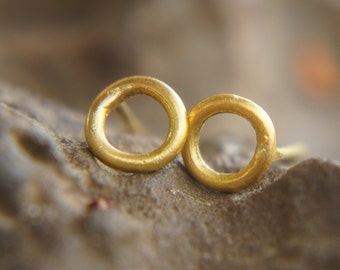 24K Gold circle Studs//round gold Earrings//Handcrafted boho Earrings// Minimalist Jewelry//donuts stud Earrings//artisan 24k gold studs