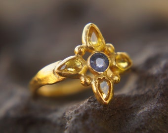 sapphire gold ring//artisan multi stone//yellow sapphire ring//blue sapphire gold ring//gold multi stone ring//24k gold ring