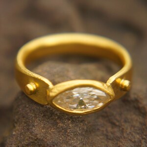 marquise moissanit sten guldring//hantverksmässig massiv guldring//24k guld moissanit ring//hantverksmässig förlovningsring//24k guldring// guldring bild 6