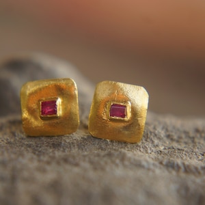solid 22k gold//ruby gold Studs//red ruby Earrings//stud earrings//22k gold earrings//ruby studs//hand made studs//square ruby studs//22k