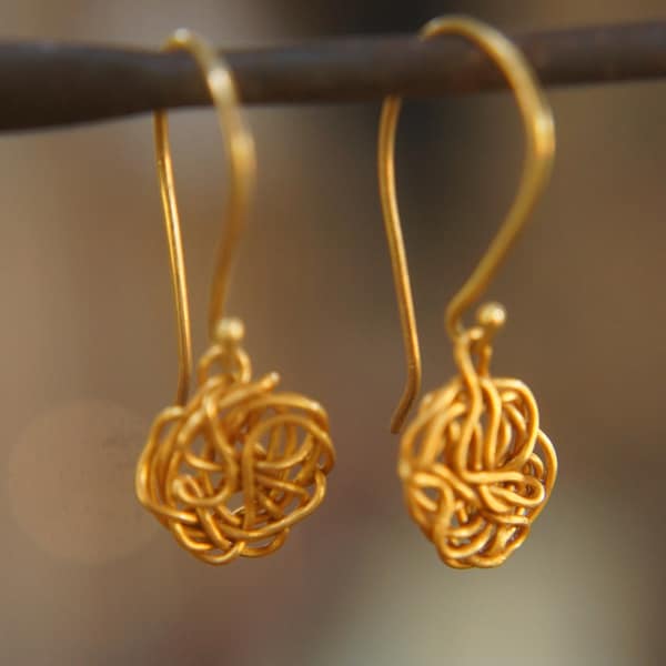 Wire earrings gold