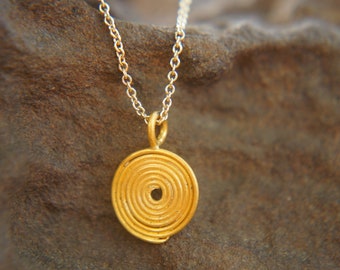 round circle wire spiral pendant , 22k gold necklace, gold spiral circle pendant,everyday disc pendant, solid gold round pendant