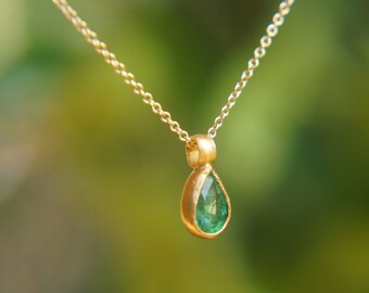 24k gold emerald pendant//artisan gold emerald pendant//24k emerald necklace//handmade emerald pendant//24k gold jewelry//gold emerald charm